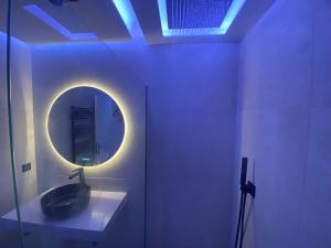 łazienka z umywalką i lustrem w obiekcie MarinesAppartement, Le quai Tropézien marina w Saint-Tropez +19 zdjęć