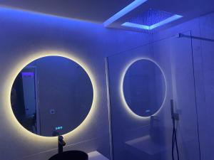 łazienka z dwoma okrągłymi lustrami na ścianie w obiekcie MarinesAppartement, Le quai Tropézien marina w Saint-Tropez