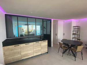 Kuchnia lub aneks kuchenny w obiekcie MarinesAppartement, Le quai Tropézien marina
