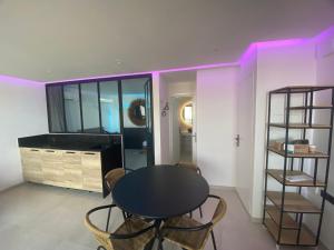 Telewizja i/lub zestaw kina domowego w obiekcie MarinesAppartement, Le quai Tropézien marina