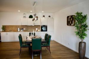 - une cuisine et une salle à manger avec une table et des chaises dans l'établissement 3,5 Zimmer Wohnung nahe Legoland, à Neuburg an der Kammel