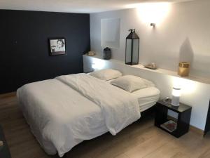 1 dormitorio con cama blanca y estante en Sunset villa en Cassis