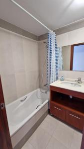 een badkamer met een bad en een wastafel bij Apartamento Denia Elegance Las Marinas in Denia