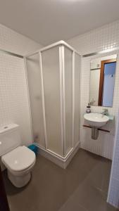 een badkamer met een toilet en een wastafel bij Apartamento Denia Elegance Las Marinas in Denia
