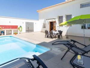 a house with a swimming pool and a table and chairs at Casa Puentelata in Dúrcal