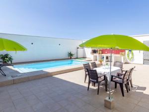 een patio met een tafel en stoelen en een zwembad bij Casa Puentelata in Dúrcal