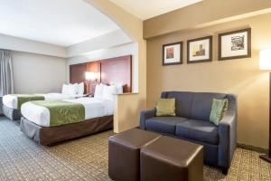 Postel nebo postele na pokoji v ubytování Comfort Suites at Woodbridge + 29 fotografií