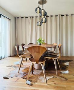 Villa Ô Wood & Chic في كوسيك: غرفة طعام مع طاولة وكراسي خشبية