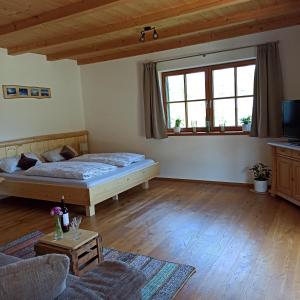 a living room with a bed and a couch at Ferienwohnung Morgenrot in Pfronten