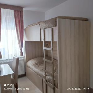 Etagenbett mit Leiter in einem Zimmer in der Unterkunft Holiday Relax1 in Jagodina