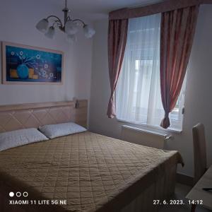 1 dormitorio con cama y ventana en Holiday Relax1 en Jagodina