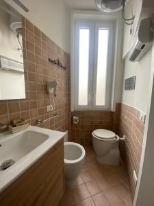 bagno con lavandino, servizi igienici e finestra di B&B SOVANI a San Severo