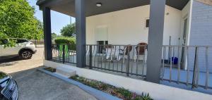 eine Veranda eines Hauses mit einem Zaun in der Unterkunft Blue Sea in Pirovac