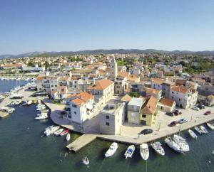 eine Luftansicht einer Stadt mit Booten im Wasser in der Unterkunft Blue Sea in Pirovac