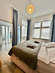 Un dormitorio con una cama con dos pares de zapatos. en Erholsame City-Erdgeschosswohnung mit Veranda, Grill und Parkplatz D46EG, en Oldenburg