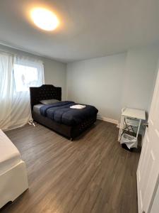 una camera con letto al centro della stanza di Flowealth Property a Toronto