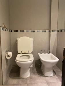 a bathroom with a toilet and a sink at Urban I - Cómodo monoambiente en pleno centro in San Juan