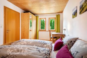 een slaapkamer met 2 bedden en een tafel en ramen bij Apartment Wesseling in Fontanella
