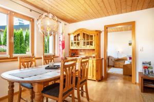 een keuken en eetkamer met een houten tafel en stoelen bij Apartment Wesseling in Fontanella