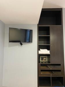 a room with a flat screen tv on a wall at Urban I - Cómodo monoambiente en pleno centro in San Juan
