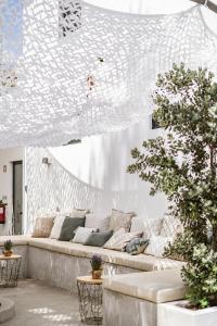 un soggiorno con divano bianco in un edificio di A Casa Brava a Santarém
