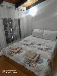 1 dormitorio con 1 cama con toallas en Casa del Sol en Arónion