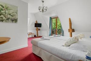 Postel nebo postele na pokoji v ubytování Hôtel Le Romantica