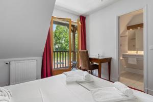 Postel nebo postele na pokoji v ubytování Hôtel Le Romantica