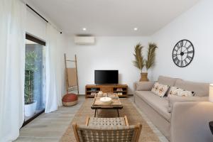 - un salon avec un canapé et une table dans l'établissement Amazing Beach House with Balcony (Free WI-FI), à Lagos