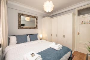 Modern Quiet 1 bed Flat -Mayfair في لندن: غرفة نوم مع سرير مزدوج كبير مع المناشف
