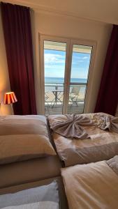 two beds in a room with a view of the ocean at Apartment "OCEANVIEW" in Lubmin