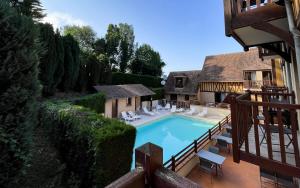 Bazén v ubytování Hôtel Le Romantica nebo v jeho okolí