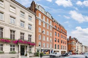 a row of buildings on a city street with cars at Modern Quiet 1 bed Flat -Mayfair in London