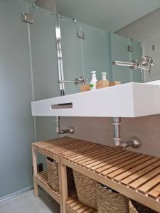 Ένα μπάνιο στο Apartamentos Santamarta