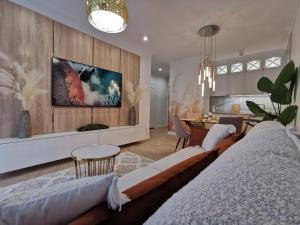 Televízia a/alebo spoločenská miestnosť v ubytovaní Gold Apartment B29 Let's Sea Baltic Park Gąski