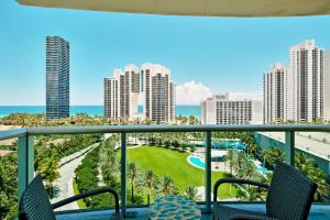 Vom Balkon eines Resorts genießen Sie Meerblick. in der Unterkunft COLLINS AVE SUNNY VACATION in Sunny Isles Beach