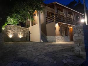 ein Haus in der Nacht mit einer Steinzufahrt in der Unterkunft Villa Parahora in Prinos