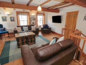 uma sala de estar com um sofá e uma televisão em Bramble Corner Cottage em Saltburn-by-the-Sea