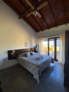 Schlafzimmer mit einem Bett und einem Deckenventilator in der Unterkunft Complejo San Cristobal in Santa Clara del Mar