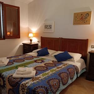 een slaapkamer met een bed met twee handdoeken erop bij Domu abi manna in Tertenìa