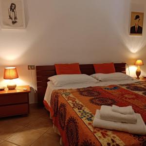 1 dormitorio con 1 cama con 2 toallas en Domu abi manna, en Tertenìa