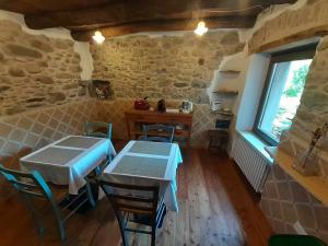 una cocina con 2 mesas y sillas en una habitación en La Casa Torre, en Pignone
