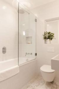 een badkamer met een douche, een toilet en een wastafel bij No 9 Rowden in Noss Mayo +13 foto's