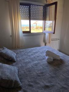 ein Schlafzimmer mit einem Bett und einem Handtuch darauf in der Unterkunft Complejo San Cristobal in Santa Clara del Mar