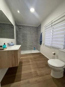 een badkamer met een toilet, een wastafel en een bad bij Blanco y Añil Plaza in Valdepeñas