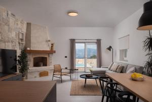 een woonkamer met een bank en een tafel bij Villa Olim Civitas in Škrip