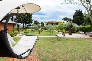 huśtawkę na podwórku z ogrodem w obiekcie Art Beds & Garden 9 beds between the sea, thermal baths, and the Tuscan countryside w mieście Suvereto