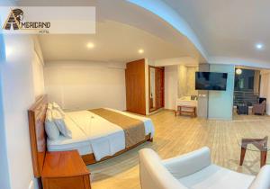 Habitación de hotel con cama y TV en HOTEL AMERICANO en Jaén