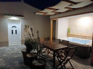 Fotografie z fotogalerie ubytování Tonina - house with terrace, jacuzzi, free parking ve Splitu