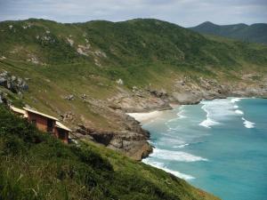 uma casa numa colina junto ao oceano em Casa no Pontal do Atalaia - ESPETACULAR em Arraial do Cabo